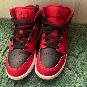 Air Jordan 1 Mid Reverse Bred
